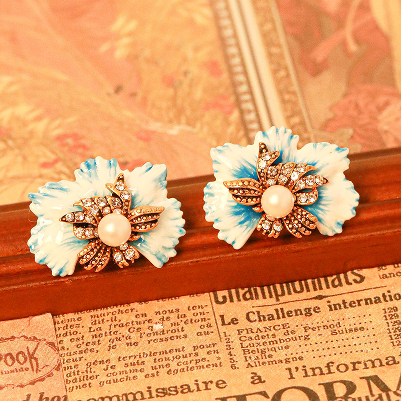 Inlaid Zircon Flower Plant Enamel Stud Earrings